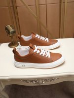 实价 上图请注意 普拉达 爆款潮流时尚正装皮鞋风靡全球，绝对不甘示弱一比一复刻！鞋面采用进口牛皮柔软的羊皮内里。以及经典的皮鞋大底，经典高端大气，时尚不失稳重；