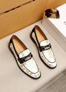 商品商标 Versace 范思哲 休闲皮鞋 正码码数: 38-44 45.46.47订制 商品材料 精选 进口头层牛皮鞋面+奢华五金扣 进口水染牛皮内里 强烈立