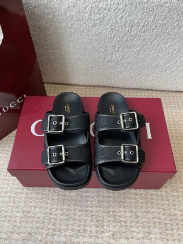 gucci 25Ss 春夏系列Gg菱形 沙滩平底拖鞋 由经典真皮电绣菱形条纹＋配双G金属扣作为品牌的标志性象征制作而成打造令人惊艳的作品焕新演绎！ 面料：原版定