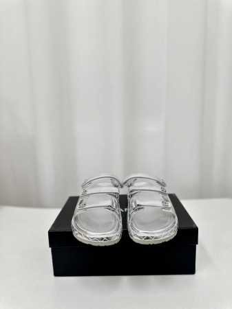 高品质出 Chane＊小香25Ss夏季新款厚底菱格三杆拖鞋~上脚非常Yyds，真的很炸！顶级品质. 扣子原版开发！上脚非常好看！ 面料 进口小羊皮 内里 垫脚 - 点击图像关闭