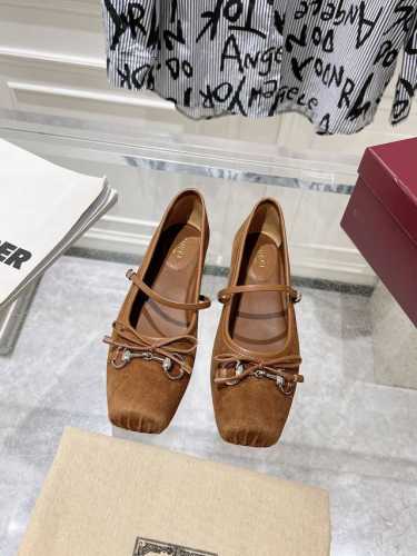 Gucc*古驰芭蕾鞋2025早春系列芭蕾鞋 就说今年是芭蕾鞋大年，Gucci 2025早春系列的芭蕾鞋也火了！小方头设计+经典马衔扣，在精致、优雅中又带着一丝俏