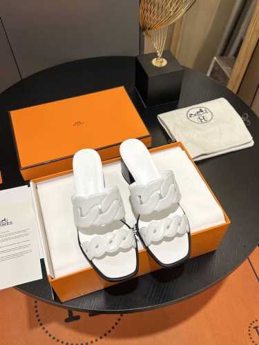 冲量价: 2024早春 Hermes 爱马仕猪鼻子粗跟拖鞋，经典款质感级超好！经典猪鼻子设计，让人一眼就喜欢上了，清爽且稳重的感觉，鞋面采用进口细腻Nappa皮
