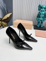 工厂 新款新品 Miu Miu 全新超美装饰搭配,时尚淑女气质十足 双色拼接 又不乏美艳色彩,外侧附带弹力象巾 上脚非常方便意大利引进的原版楦头是最新楦、出来形