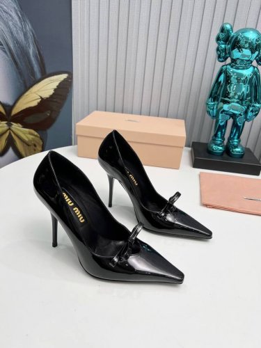 工厂 新款新品 Miu Miu 全新超美装饰搭配,时尚淑女气质十足 双色拼接 又不乏美艳色彩,外侧附带弹力象巾 上脚非常方便意大利引进的原版楦头是最新楦、出来形