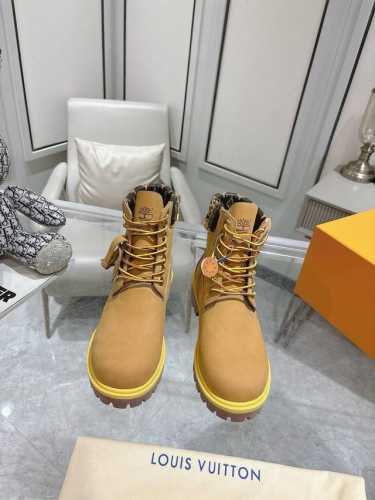 代购价 LV x Timberland 添柏岚 联名款 老花 大黄靴 及踝靴 短靴，LV x Timberland 及踝靴取材 Monogram 压纹防水正绒面