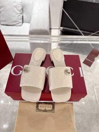 女士双G压纹拖鞋 这款个性十足的鞋履以优质Gg牛皮革匠心打造，集品牌典藏设计与现代优雅格调于一体。这款凉鞋缀饰标志性双G配件，尽显经典魅力与品牌格调。 原版定制