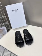 Celine思琳春夏最新款凯旋门拖鞋 超多网红时尚博主种草 夏天必备 超级无敌火爆的一个款 这款我们家每个版面的内里鞋面都是真皮踮脚为舒服柔软的踮脚羊皮，简直完