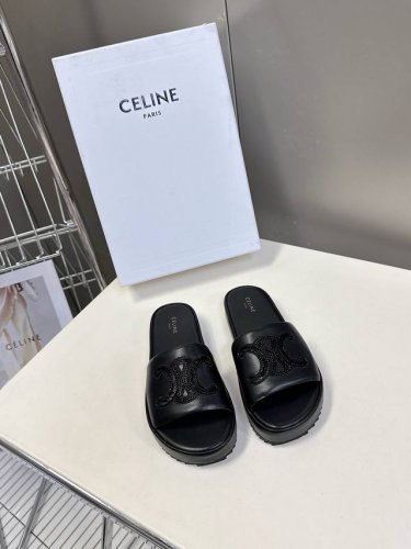 Celine思琳春夏最新款凯旋门拖鞋 超多网红时尚博主种草 夏天必备 超级无敌火爆的一个款 这款我们家每个版面的内里鞋面都是真皮踮脚为舒服柔软的踮脚羊皮，简直完