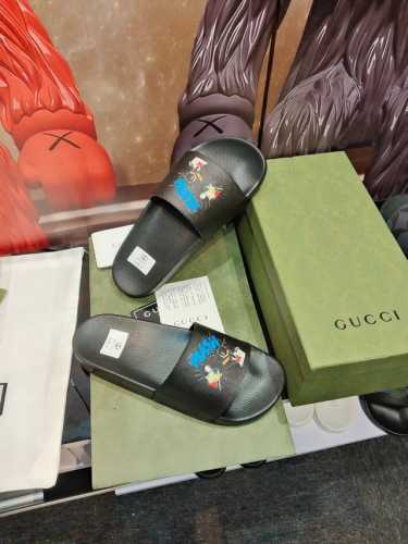 G 家高端男士夏季拖鞋，鞋面材质头层牛皮压印品牌logo，私模大底，细节完美，尽显大牌风范，休闲宽松舒适型，高品质精品，夏季必入哦！ Size：男38-46 女