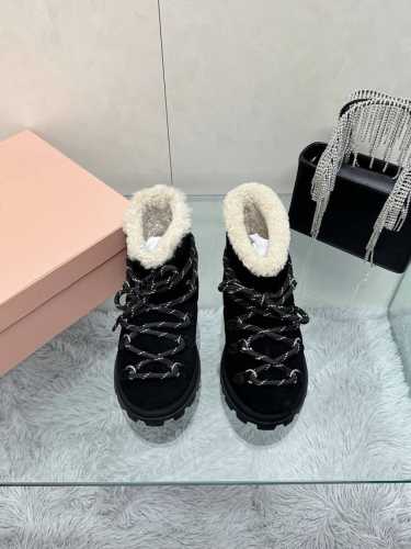 工厂价： MiuMiu 缪缪秋冬最新走秀款 绑带羊毛小短靴雪地靴毛毛鞋 经常出现在各大时装杂志封面 各路明星、小红书博主都有钟爱 搭配绑带设计更显优雅，上脚尤为