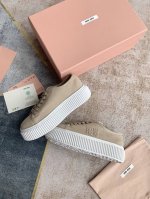 miumiu缪缪 松糕厚底休闲小白鞋饼干鞋 高级感十足！国内外博主刷爆的一款， 复古又时髦 上脚美炸了！ 简约的格板设计，鞋侧Logo装饰和极具辨识度的鞋舌，上