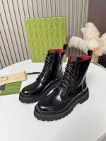 时尚必备 Gucci 古驰 短靴来袭 小圆头设计超可爱，内侧拉链设计，轻松穿脱。 鞋舌经典红蓝织带搭配 ，时尚感爆棚。 有光面开边珠牛皮和经典粒面小牛皮两种面料