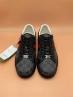 新款男鞋Gucci 最新鞋出货。原单品质 时尚潮流 采用特殊材料 内里网羊皮 全新包装。脚感超舒适，做工简直无可挑剔 码数:38-45