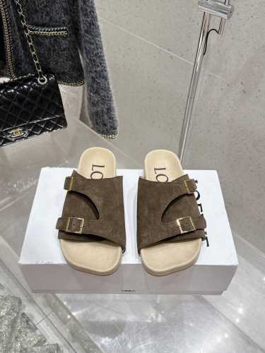 出厂 Loewe 罗意威 25Ss夏季新款拖鞋 火爆新款 配合整体原版楦型，时尚而个性好穿 颜色超赞 面料:高丝光牛反绒 内里：吸汗透气牛绒 垫脚：吸汗透气牛绒