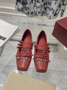 Gucc*古驰芭蕾鞋2025早春系列芭蕾鞋 就说今年是芭蕾鞋大年，Gucci 2025早春系列的芭蕾鞋也火了！小方头设计+经典马衔扣，在精致、优雅中又带着一丝俏
