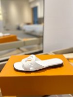 Louis Vuitton 路易威登 本款 Lv Isola 平底凉拖采用柔软牛皮革，令宽幅鞋面呈现镂空 Lv Circle 标识 ，追寻跨越时间的经典格调。多
