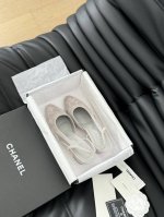 Chanel 经典Slingback后空凉鞋 前几年一直在做这个款 今年我们还是重新购版，再次精细Copy。 发现新版面的鞋面线条和形体舒适度都做了微调！ 这个
