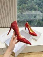 代购级别2025早春Jimmy Choo吉米周推出水钻尖头单鞋美得心醉！，性感高跟呈现即温柔又闪耀的质感！脚感柔软穿上逛街压力！它是能让每个女孩必备鞋面：原版材