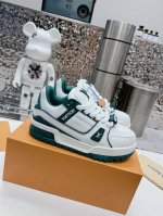 升级顶级版本 ！Lv 早春情侣款，全新Trainer2代胖丁鞋亮相！ 新款鞋型在鞋面设计上并没有太大的改动！而是鞋型变得更大更宽，更厚以及鞋舌变大取替原有的视觉