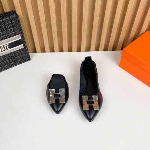 P250品牌：Hermes Hermes芭蕾平底鞋将别致设计与精美楦形融于一体经典，浪漫，百搭小牛皮面料，羊皮内里 电镀标志性“H” 扣 打造时尚造型。装点平添