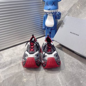 出厂 Ice版本 platform Reduced黑色、灰色和红色网布、聚氨酯和聚酯纤维运动鞋。 不含皮革 网布、聚氨酯和聚酯纤维 做旧效果 85毫米platf