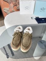 最新系列！Prada 普拉达2024秋冬季新款毛拖鞋 三角扣面包包头半拖鞋 最新走秀系列 经典升级 舒适度与时髦度并存 每个颜色搭配都好看，设计搭配不同风格需求