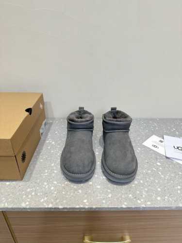 UGG 油叽叽 秋冬新款 毛毛鞋 棉鞋 真的是必须人手一双！慵懒随性的代表 穿搭上脚真的很高级 上脚包裹感超nice 很舒服，懒人必备，可以搭配衣柜里所有冬天的