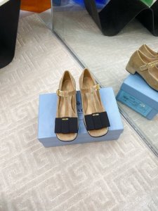 出厂 Prada普拉达2025走秀新款蝴蝶结玛丽珍单鞋 这款时尚的高跟鞋将典雅气质与摩登精致融为一体，精美的蝴蝶结增添浪漫风情材质与工艺：鞋面：进口丝绒超软羊皮