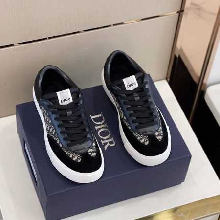 Dio*D家 男款B101运动鞋本季新款单品，彰显经典设计。采用牛皮精心制作，搭配Oblique印花帆布。加垫鞋舌，鞋跟饰以CD标志。搭配同色调纹理外底轻轻松松 - 点击图像关闭