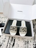 Chanel香奈儿2025夏季新款拖鞋来啦 每年必入的经典款 这次的设计更显高级感 细节满分 所有材质都按照原版1:1定制 专柜同款品质 懂的都懂 万能百搭神器