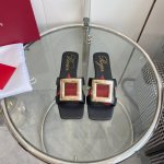 350 Roger Vivier早春新款Rv爱心包皮方扣凉拖鞋 顶级品质 以质感超强的胎牛皮 纯手工制成 简约不简单，即刻点亮夜间造型 进口真皮大底 Size：