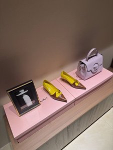 PRADA 普拉达25走秀尖头高跟鞋猫跟单鞋必须夸一下这双小猫跟挺高级的 酷中带点小性感！鞋面采用进口开边珠牛皮内里垫脚进口小羊皮 意大利进口牛皮大底跟高：5.