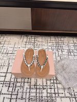 代购级 Miu Miu 25Ss 春夏季走秀款 夹趾凉鞋 最新款 夹趾徽标 女士夏季拖鞋 ，上脚软软绵绵的 ， 亲肤柔软舒适 ，华美工艺营造精致的立体纹理质感，
