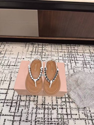 代购级 Miu Miu 25Ss 春夏季走秀款 夹趾凉鞋 最新款 夹趾徽标 女士夏季拖鞋 ，上脚软软绵绵的 ， 亲肤柔软舒适 ，华美工艺营造精致的立体纹理质感，