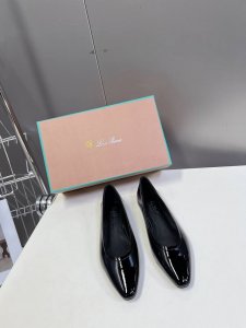 loropiana经典高丝光羊京浅口单鞋 Lp一直是以好穿舒适为主的设计风格 这几年老钱风穿搭超级 这款德训鞋也不例外 简约的设计理念搭配品牌经典的颜色做点缀显