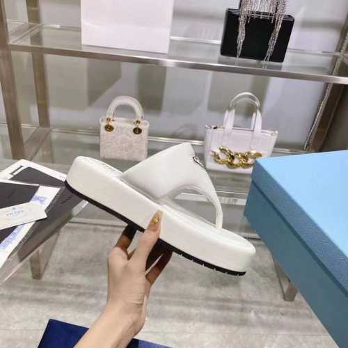 出厂价Pp： 面料：进口绵羊皮 一体式橡胶鞋底，配热印徽标 3.5厘米皮革包覆坡跟 三角形图案鞋底花纹 码数：35 41码