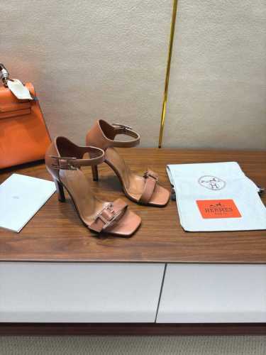 Hermes 爱马仕 经典H高跟凉鞋系列时尚经典又百搭 超级舒服 历时半年拆卸原版开发 匠心精神 每个细节都做到极致 设计简约流畅 打造时尚经典柔美造型 材质: