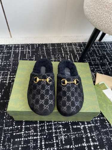 Gucci 24ss 秋冬新款羊毛复古大头包头拖， 勃肯羊毛拖第一眼看到这个鞋子感觉不起眼，没有过多的装饰很简单 但带有点复古味呆萌可爱随意搭配都好看脚感要求高