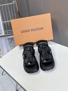 louis Vuitton 路易威登 Maya Flatform 凉鞋 本款 Maya Flatform 凉鞋选用光滑牛皮革，令宽幅鞋带穿梭于皮革鞋舌之间，再以
