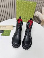 出厂价Pp： 元 2025最新版古琦Gucci百搭绑带马丁靴，方便穿脱‘品牌织带拼色搭配 跟高：5Cm 面料：牛皮 开边珠 内里 垫脚：红色牛里 大底是发泡大底