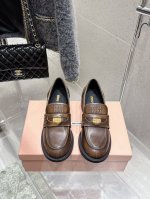出厂 Miumiu新款厚底金币乐福鞋，这一款也太美了吧无敌搭配怎么穿都超级好看 钱币的设计很复古很时尚！ 依然是经典金币设计～ 皮质超有质感 厚底增高矮个子爱了