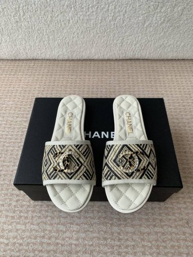 Chanel 小香 25Ss 春夏新品度假 羊皮 懒人拖 小香的一款全新设计 鞋面搭配双C五金装饰 简约百搭上脚超级美的 怎么看都超美 鞋面 采用进口羊皮 内里