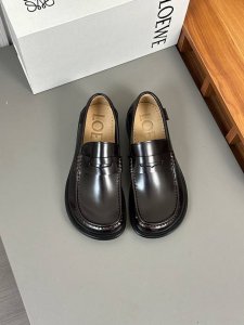 价 Loewe罗意威 代购级 最近大的热一款鞋，超可级爱 时髦精绝对不能过错的必入款，没任有何繁杂装饰，质极感好的Vintage感，纯粹和极简得做利落又诗意 超