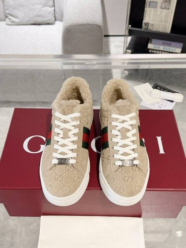 情侣款 Gucci Ace系列饰织带情侣款毛里运动鞋 小白鞋 自问世以来 Ace系列运动鞋已成为品牌叙事的主角之一 全新系列呈现特色低帮设计 搭配别致细节 焕新