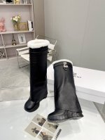 毛内短 长520不换款 GIVENCHY纪梵希，虞书欣同款鲨鱼靴，增高12cm秒变大长腿超神的鲨鱼靴！不仅是虞书欣同款，更是能让你秒变大长腿的神器！这款鲨鱼靴采