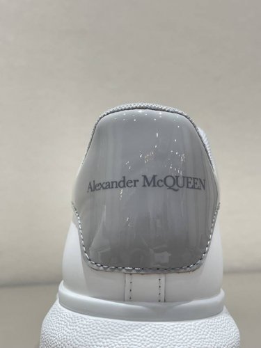 专柜新款 春夏火山灰漆皮风 羊里 女款 男款 顶级高端版本Alexander Mcqueen 亚历山大麦昆 Ss 新款 阔型运动鞋小白鞋休闲鞋新色 后尾巴真的是
