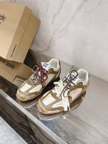 miu Mi* New Balance 联名 休闲鞋随着 运动鞋的大火来自美拉德的快乐鞋极简复古文艺的风格都能搭 搭各式的袜子也很赞轻巧 把Miumiu的俏皮优