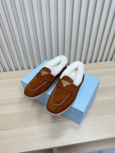 Prada 普拉达 男女款 24秋冬新款羊毛里 乐福鞋 羊毛领口上下呼应设计！勾勒出普拉达品牌logo 凸显高端大气 ！采用澳洲进口羊皮毛内里，冬季保暖效果超赞