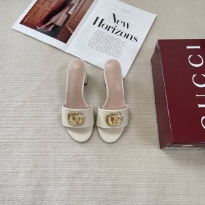 橙子出厂价p gucci 古驰 夏季新款 水钻双G扣粗跟拖鞋 一字拖 休闲凉拖 跟高 6Cm 码数 34-41 备注 34.40.41定制不退换