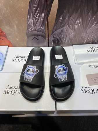 Alexander Mcqueen 。麦昆拖鞋系列：高端品牌 3D制面，升级版大底，更轻便，防滑。市场顶级品质，潮人必备，夏季拖鞋的季节来了，穿起来超级唯美. - 点击图像关闭